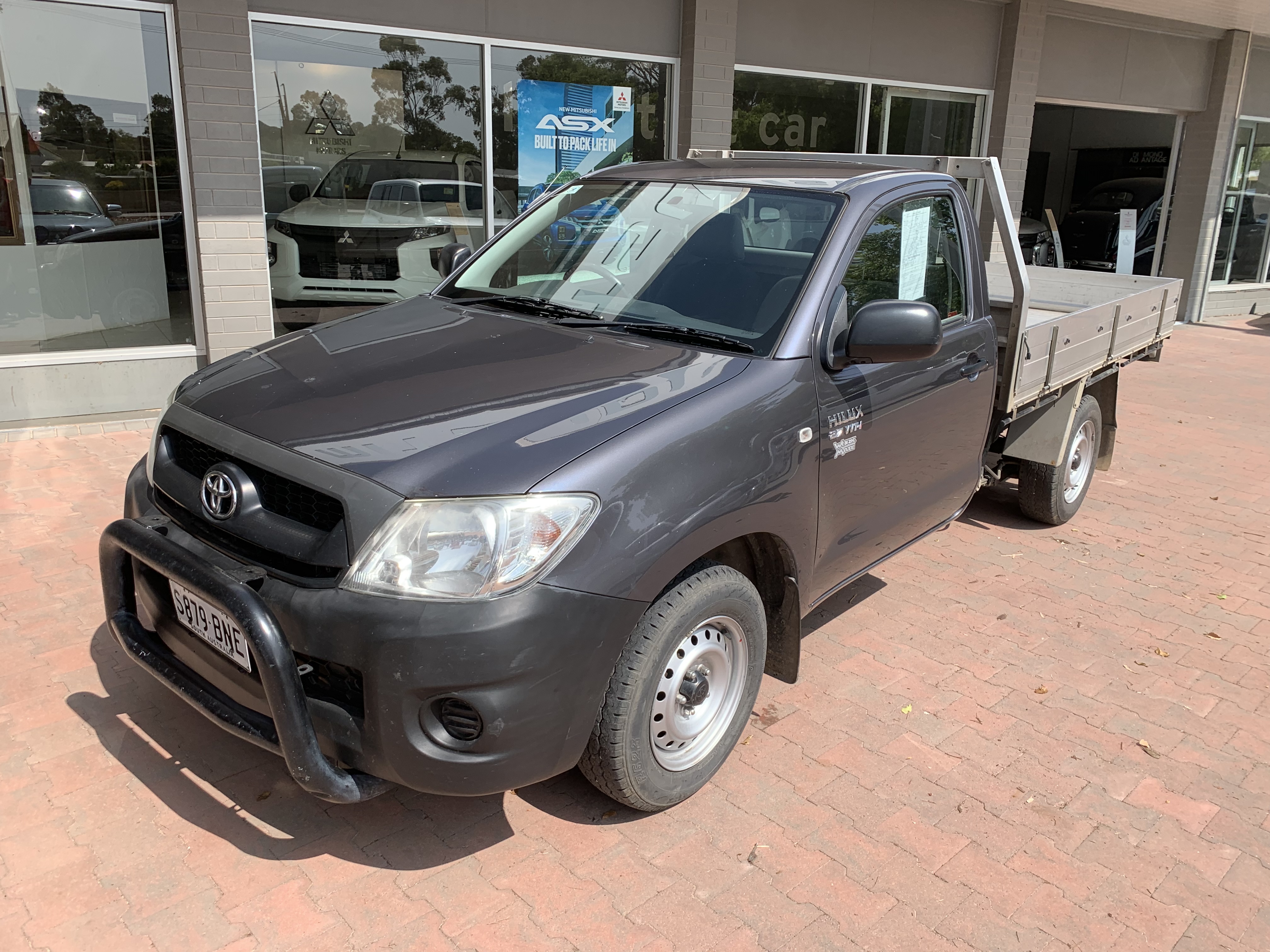 Hilux - Stevens Mts Laura image
